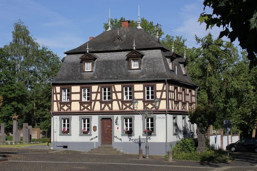 Bassenheim town hall at Walpotplatz