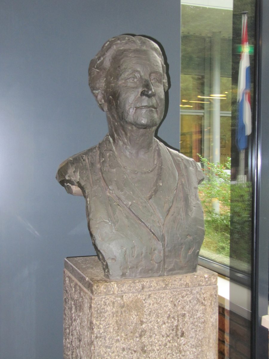 Bust of Queen Wilhelmina at the entrance of the National War and Resistance Museum in Overloon