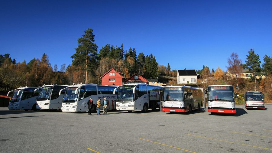 Buses meet in Ã…mot, Vinje