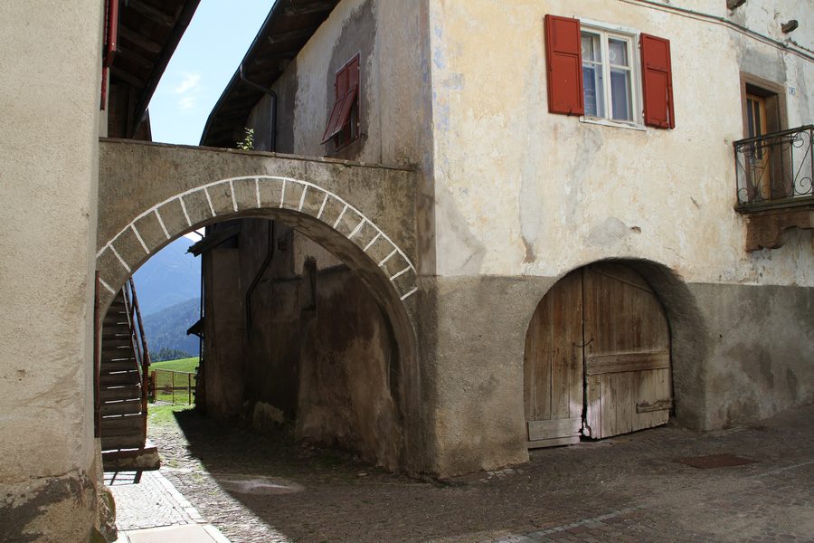 Altrei with an old farmhouse on Dr.-Josef-Noldin-Straße