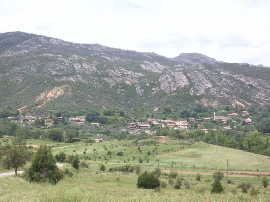 General view of the hamlet of Almiruete from the access road
