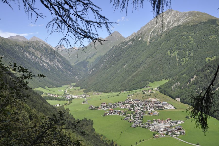 Vals near Mühlbach in the Valler Valley with the Pfunderer Mountains