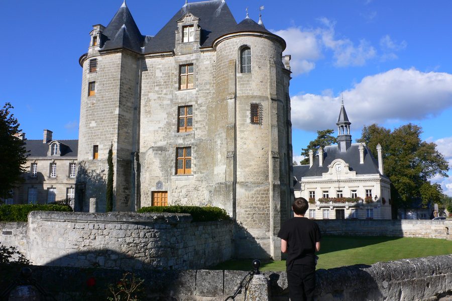 Donjon of Vic-sur-Aisne and town hall, seen from the square