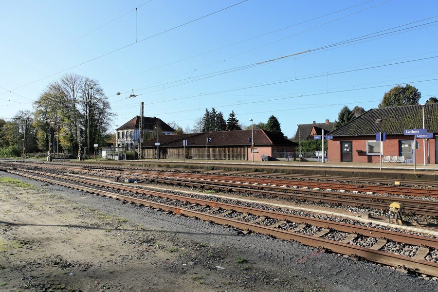 Level crossing behind Lathen railway station
