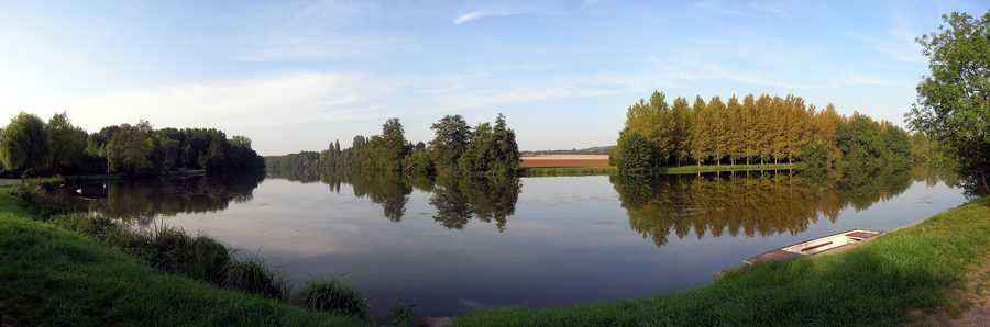 The Yonne near Armeau in a rural river landscape