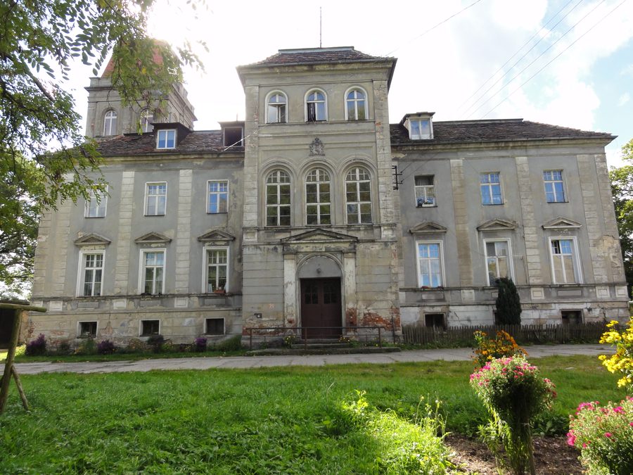 Palace from 1860 in Brzostowa, front view