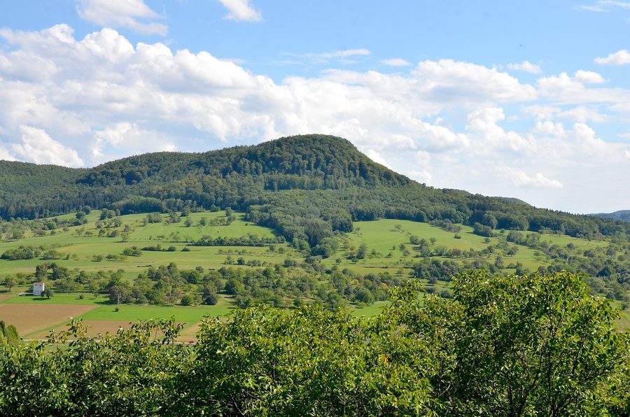 Filsenberg near Mössingen-Öschingen with the Öschenbachtal and the protected landscape areas on the Albtrauf