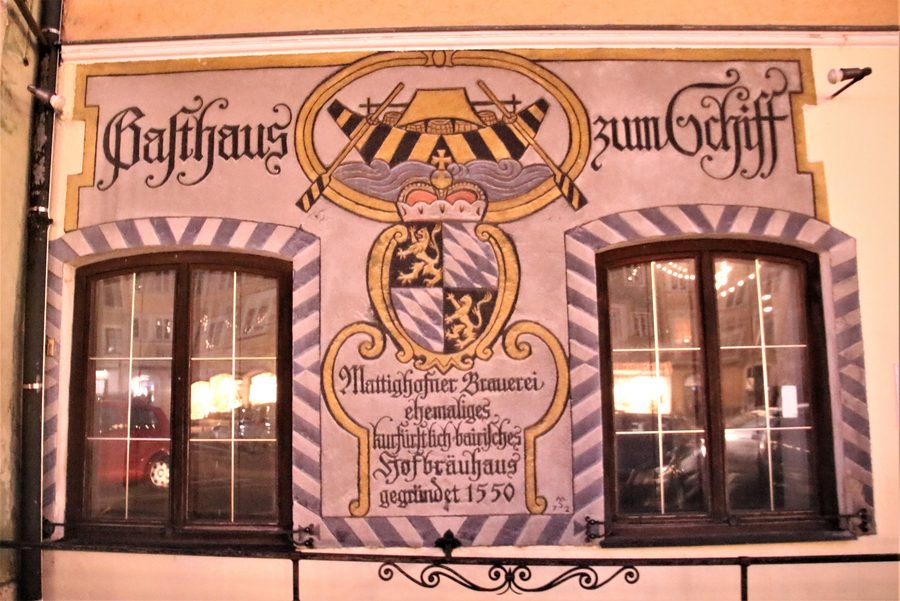 Gasthaus zum Schiff on the town square of Braunau am Inn