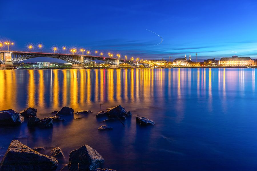 View across the Rhine to Mainz with the Theodor Heuss Bridge