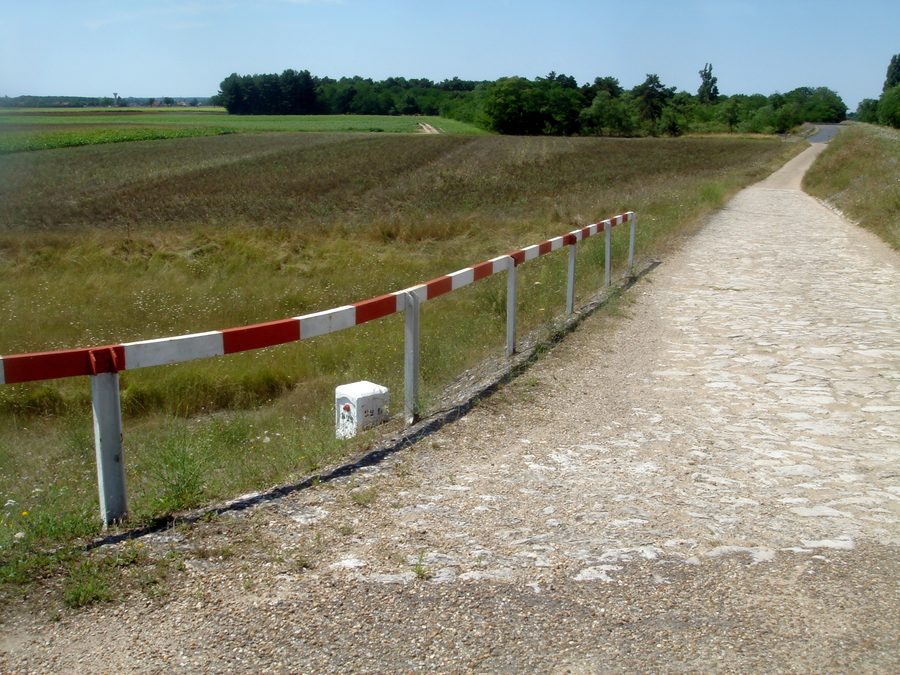Overflow weir at Jargeau in the Loiret department in the Loire Valley