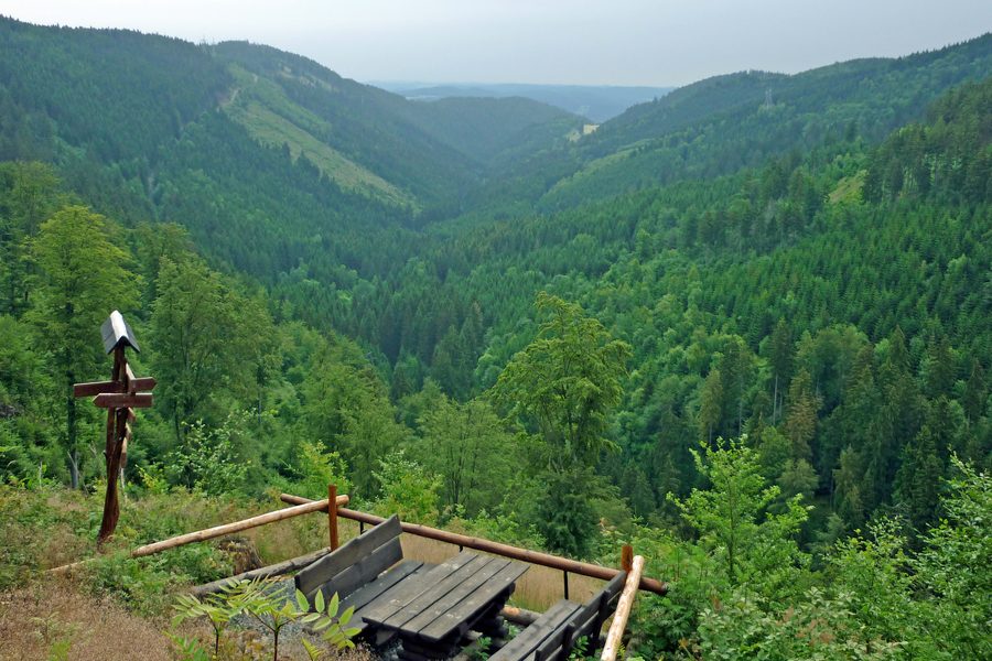 View from the Teufelskanzel near Piesau into the Arnsbach Valley in the Thuringian Slate Mountains/Upper Saale Nature Park