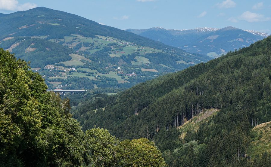 Oberallach in the municipality of Trebesing with a view into the Liesertal and to the snow-covered Katschberg