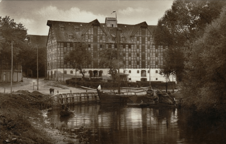 Historic view of the harbor on the Pasłęka in Braniewo