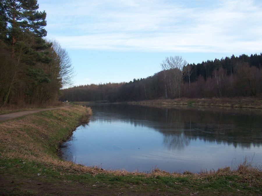 Ölgrundteich with the Planteurhaus Walbeck in the background