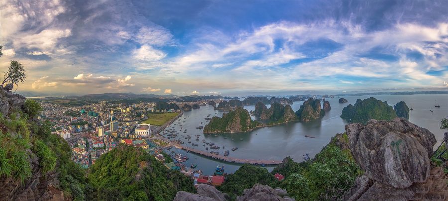 Limestone cliffs and islands in Ha Long Bay