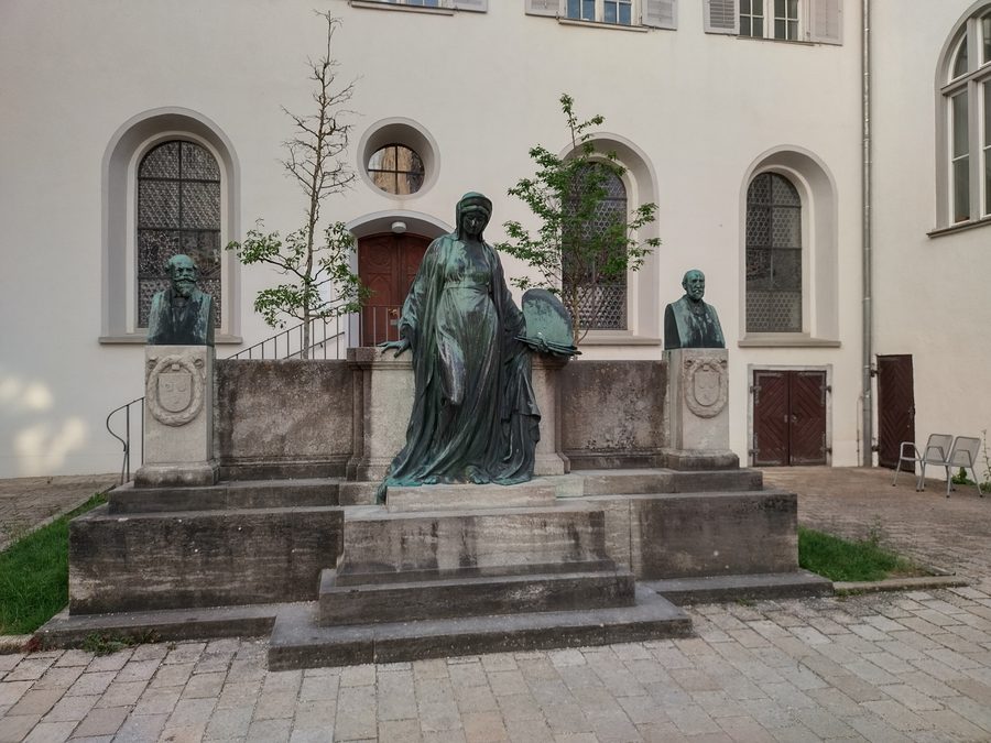 Monument to Braith and Mali in the inner courtyard of the Biberach Museum