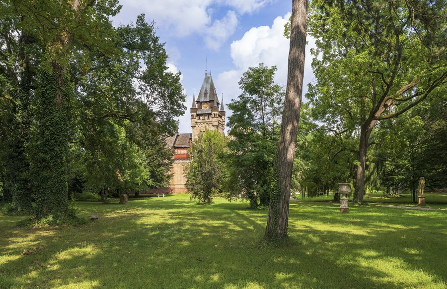Gondelsheim Castle seen from the west through the park