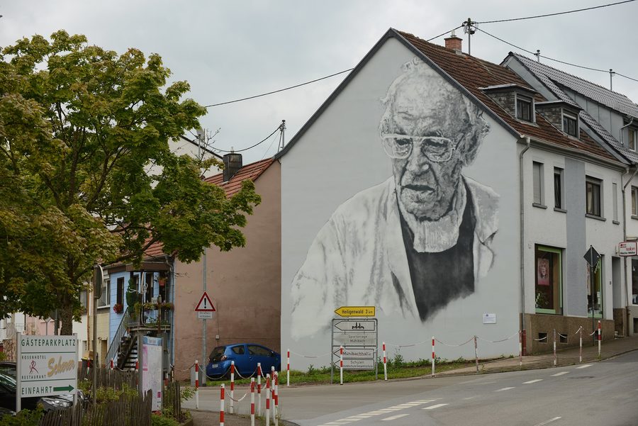 Portrait of the painter and graphic artist Walter Bernstein as graffiti on a facade in Schiffweiler