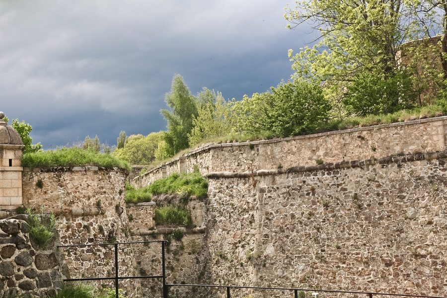 Citadelle de Mont-Louis et ses remparts dans les Pyrénées