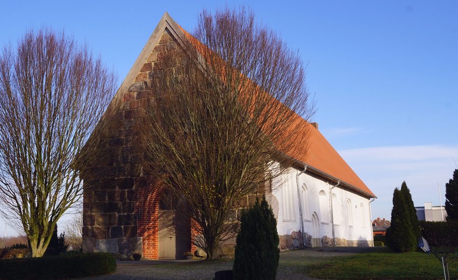 Fieldstone church in Böklund with natural stone facade and masonry portal