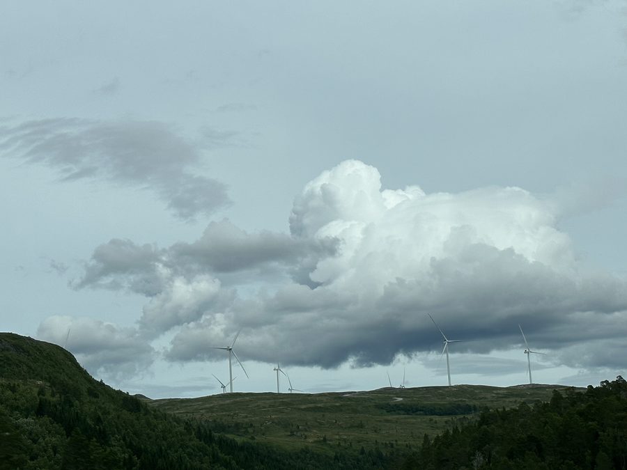Geitfjellet wind farm in the landscape of the former municipality of Snillfjord in Trøndelag